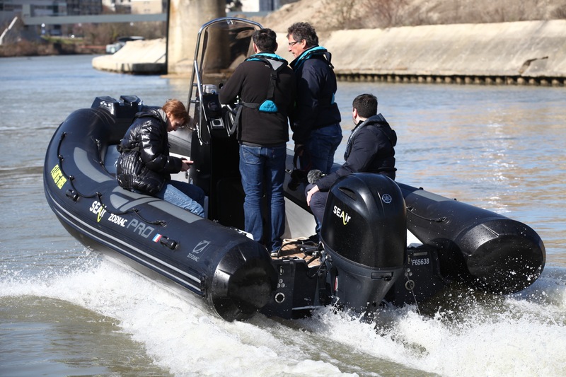 Ici sur la Seine, le Flying Rib passe les 15 nœuds et commence à décoller. 