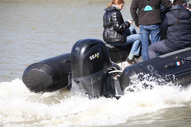 Le Yamaha 115 ch repeint en noir et siglé « SEair » suffit largement pour exploiter les foils. Le Flying Rib pourrait se contenter d’un 70 ch… 