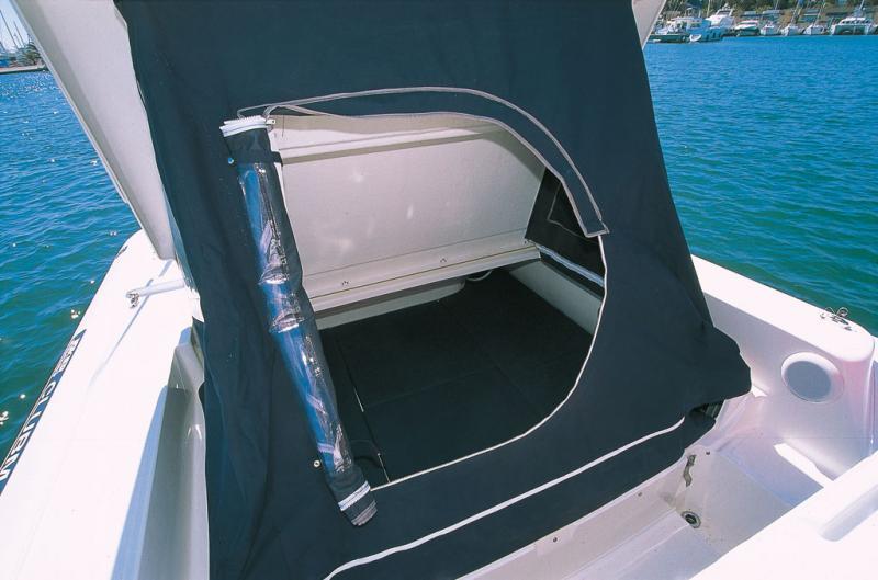 Quelques secondes suffisent pour mettre en service la grande cabine-tente installée sous le solarium arrière.