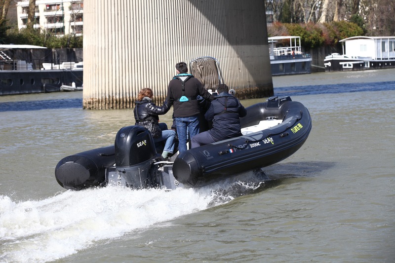 Ça y est ! le Zodiac 5.5 devient Flying Rib avec ici une vitesse d’environ 25 nœuds.