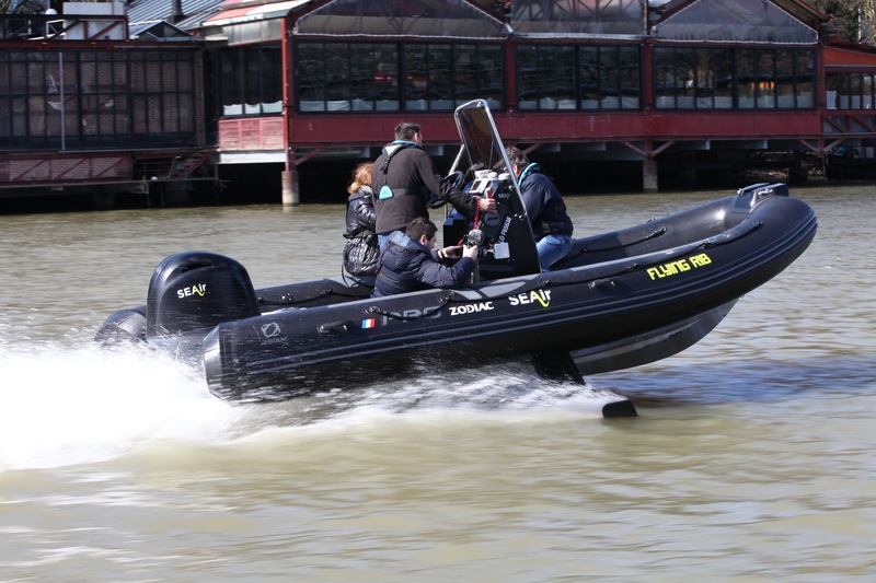 Le Flying Rib accélère encore en passant devant le restaurant Quai Ouest.