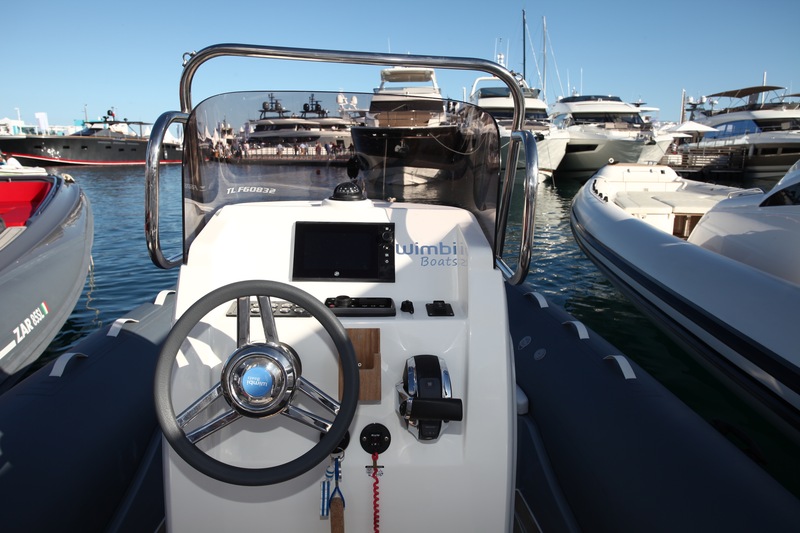 La console n’est pas large, mais le tableau de bord est assez spacieux pour un semi-rigide de cette catégorie. On aurait préféré que le compas soit dans l’axe du pilote…