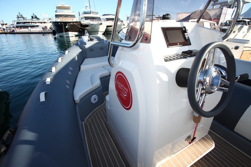 Le choix d’un poste de pilotage monoplace a permis d’offrir des passavants agréables.