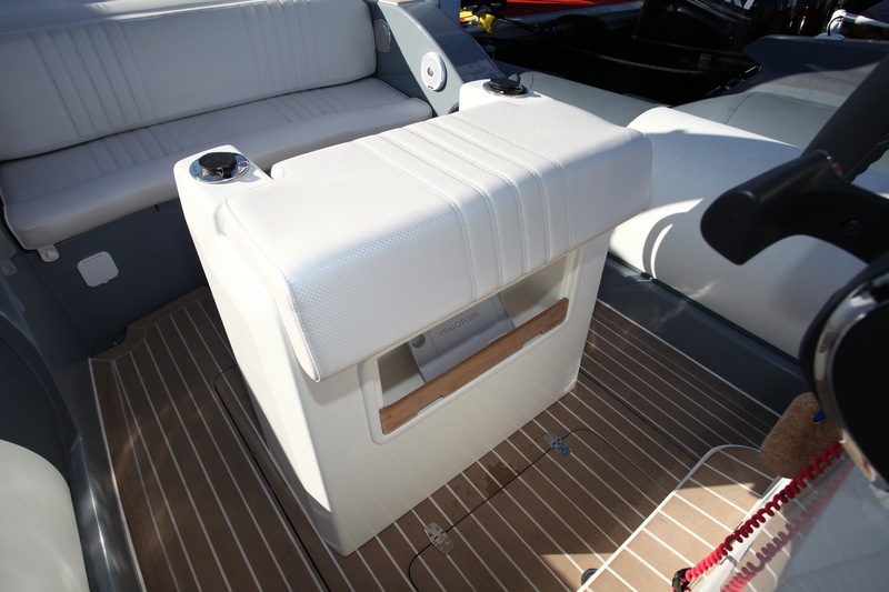 Le leaning-post dispose d’une assise confortable et d’un vide-poches bien pratique.