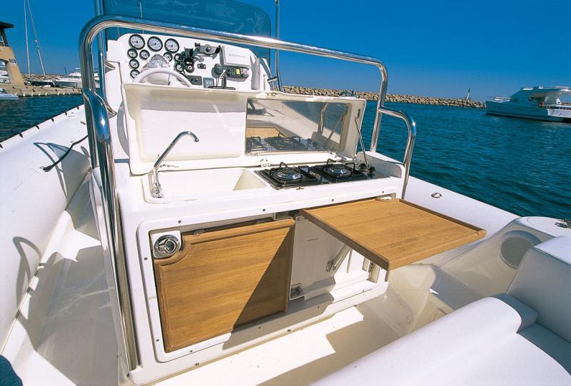 Deux tables jumelles rabattables derrière la banquette de pilotage : pratique mais limitées à deux ou trois convives.
