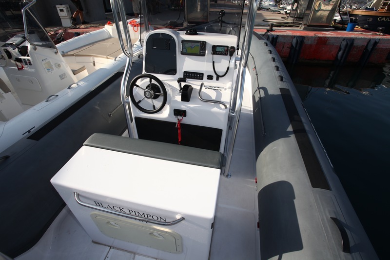 Le poste de pilotage laisse des passavants corrects malgré les supports du T-top. Le leaning-post apporte un volume de rangement appréciable.