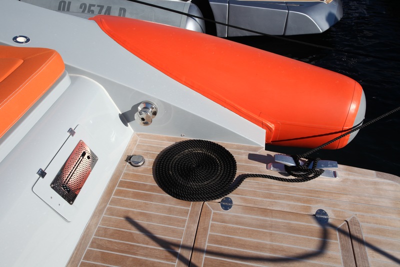Notez l’élégance du taquet rétractable et la présence, sur l’hilloire de cockpit, d’un petit winch électrique qui aide à souquer les amarres