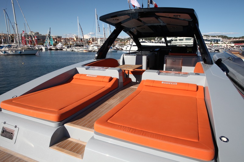 Les deux matelas de bain de soleil laissent un large passage mettant en communication le cockpit et la plage arrière. 