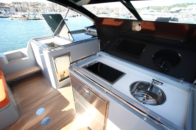 Située au dos du poste de pilotage, et à proximité immédiate de l’espace repas, la kitchenette extérieure est bien équipée.