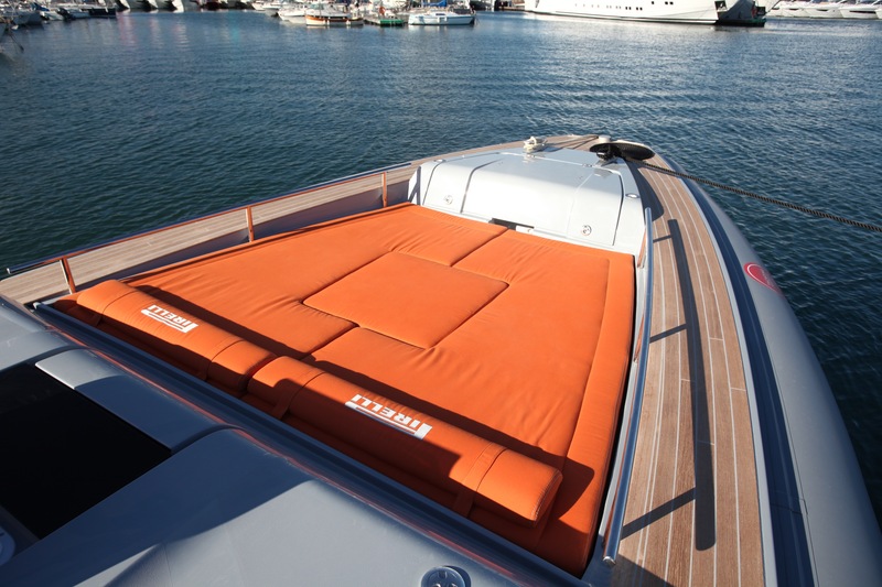 Lorsque le bateau est amarré arrière à quai, le solarium avant offre une intimité appréciable.