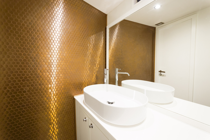 Le cabinet de toilette et son lavabo. La douche se trouve, sur l’autre bord, dans une autre cabine indépendante.