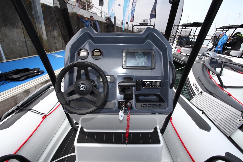 De mémoire, nous n’avons pas rencontré de poste de pilotage aussi généreux sur un semi-rigide de 5,40 m. Dommage qu’il manque un compas…