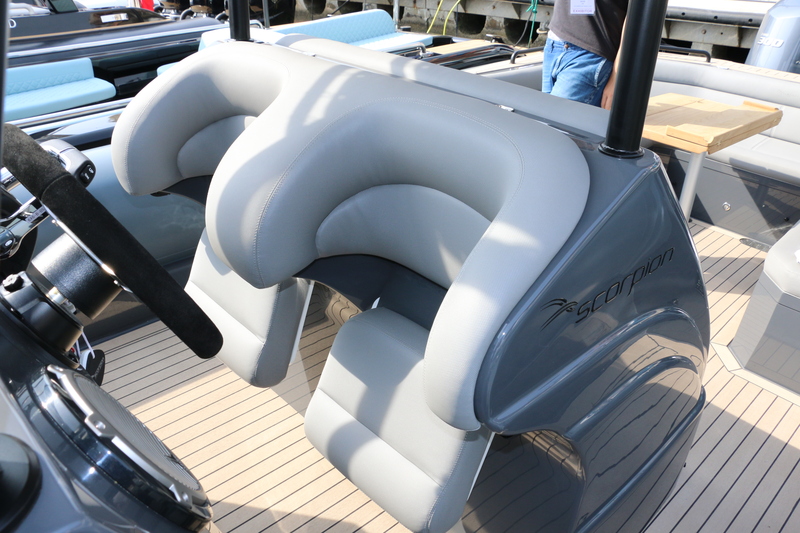 Un double bolster, idéal pour les sorties en mer formée à haute vitesse. De surcroît, les assises sont réglables électriquement. 