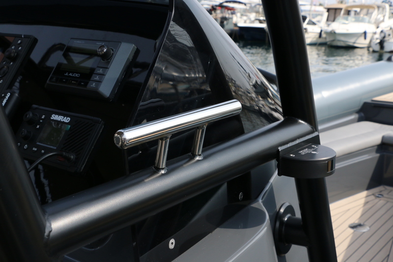 Les taquets, de part et d’autre de la console, permettent de frapper des gardes pour parfaire l’amarrage sur catway ou parallèle au quai.
