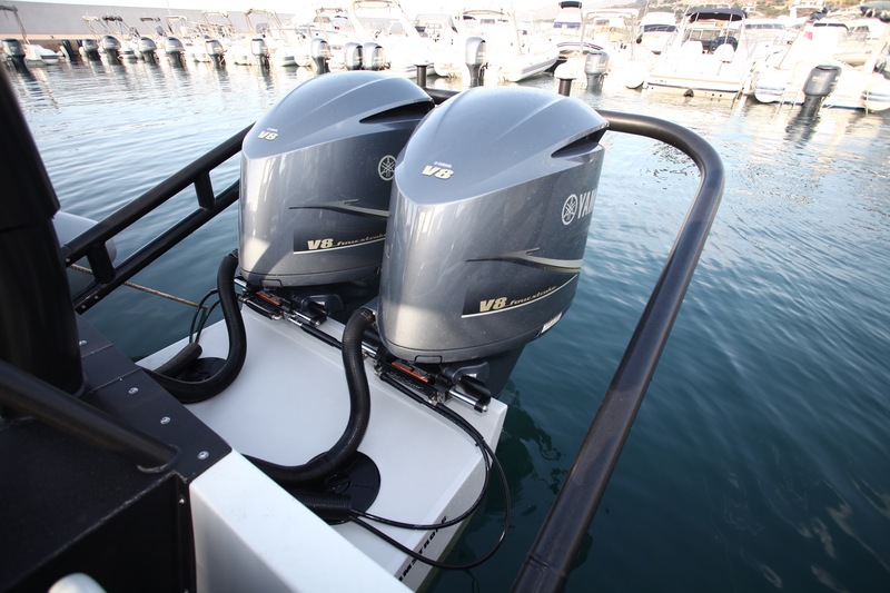 Les deux V8 Yamaha sont montés sur une chaise-moteurs Armstrong. Une vitesse légèrement supérieure et une garantie supplémentaire pour la tenue à la mer.