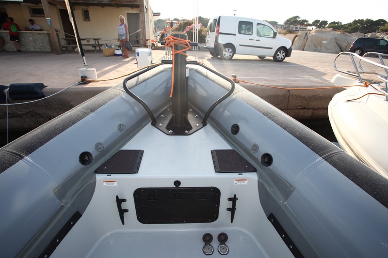 Le « gaillard » d’avant avec son grand coffre à mouillage qui supporte la bitte d’amarrage et deux taquets bien dimensionnés. Au sol, la télécommande du guindeau.