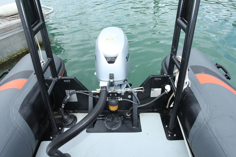 Le solide roll-bar inox peint en noir est boulonné directement sur le plancher et le sommet du tableau arrière. Il est armé de deux gros taquets.