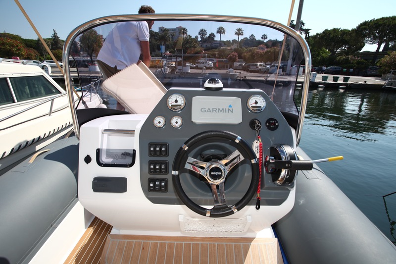 Compact mais bien agencé, le tableau de bord intègre un combiné Garmin 7 pouces. Les instruments, y compris le compas, sont tous facilement lisibles.

