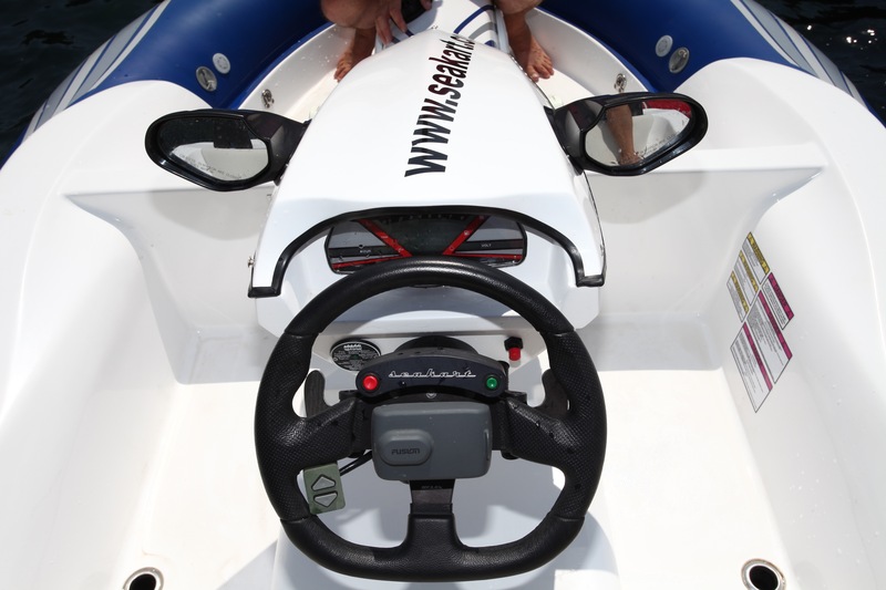 Aux commandes du Seakart, les amateurs de sport automobile ne seront pas dépaysés : volant sport, palettes, rétroviseurs… On s’y croirait ! 
