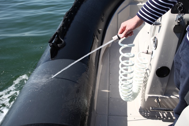 Pratique, le jet d’eau branché sur la console permet, au choix, de nettoyer le bateau ou aux baigneurs de se dessaler. 