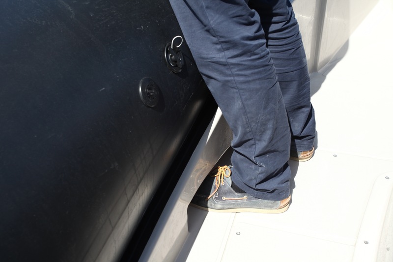 Très belle astuce de la part de Pro Marine : des encoches ont été pratiquées dans les pavois du pont afin de pouvoir y glisser les pieds en action de pêche.

