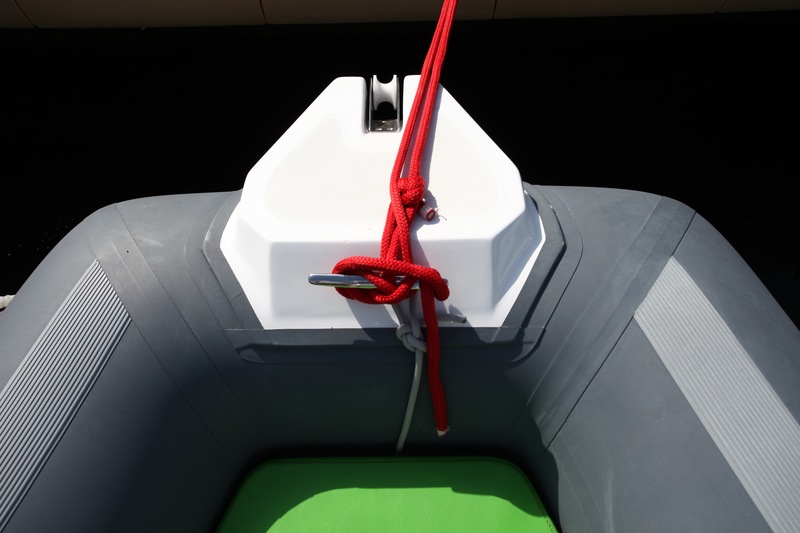 Davier pour l’ancre avec taquet axial, placé juste au-dessus du puits de mouillage. Discrète, la delphinière en polyester ne plombe pas la silhouette du bateau.
