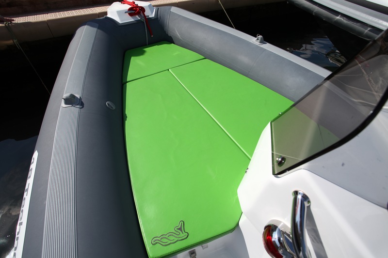 Le solarium de l’avant possède un matelas fragmenté afin de faciliter l’accès au coffre et à la baille à mouillage.