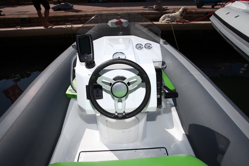 Design, mais pas bien généreux en espace, le tableau de bord… Il faudra fixer son GPS sur étrier. Par contre, joli volant sport !