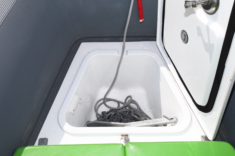Grâce à la découpe du matelas de bain de soleil, le coffre à mouillage est facile d’accès. Un joint de caoutchouc évite les bruits parasites en navigation.