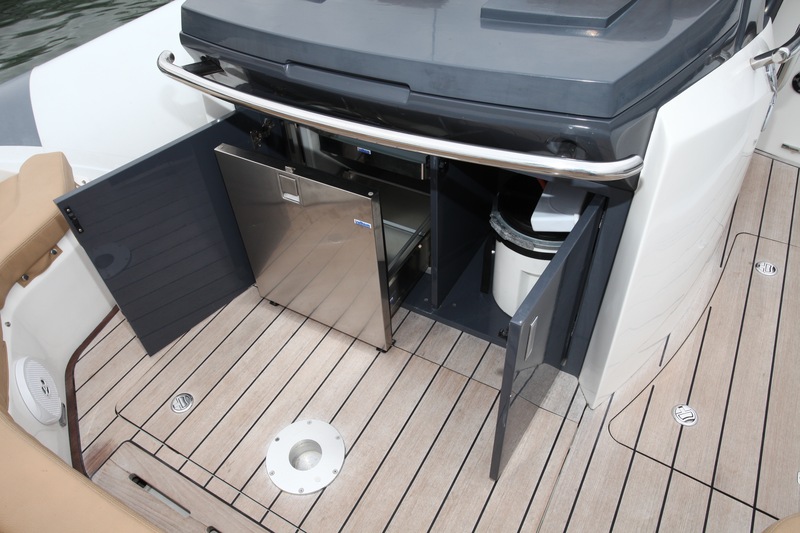 Le bloc-cuisine intègre un réfrigérateur. Un second frigo identique est proposé en option dans le compartiment voisin.