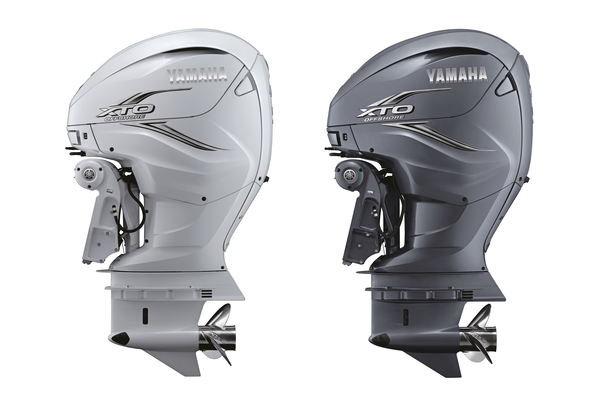 Ce nouveau V8 est proposé en deux couleurs : le traditionnel gris bleuté de Yamaha, ou le « Pearlescent White ».