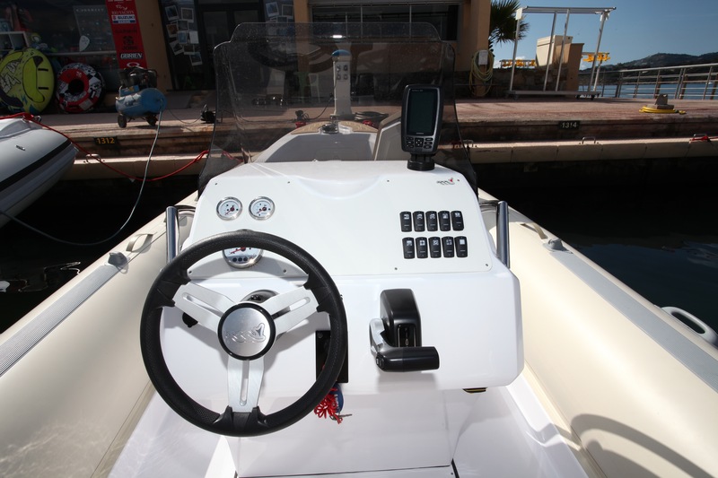 Le poste de pilotage est ergonomique : façade postérieure de console en retrait pour les genoux, commandes à bonne hauteur, assise de leaning-post bien dessinée…