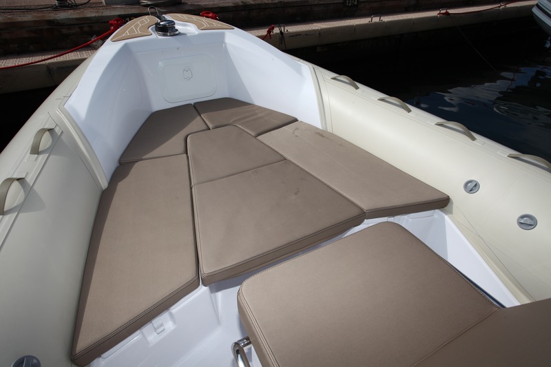 Le solarium est encaissé dans la proue et peut donc être en service en navigation, par mer calme. Le siège de la console est aussi très confortable.

