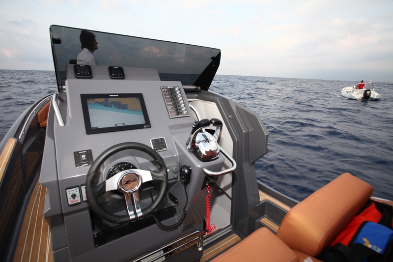 Malgré la porte de la cabine, le tableau de bord est spacieux. Il permet d’intégrer un combiné GPS-lecteur grand format, à l’image de ce Raymarine 15 pouces.