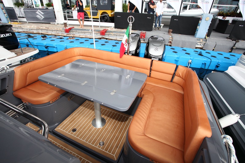 La dînette située à la poupe peut accueillir six convives autour de sa table. En position basse cette dernière permet d’obtenir un spacieux solarium.