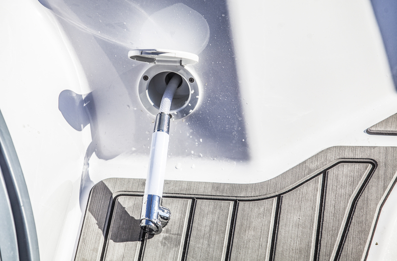 La douchette située, à la poupe du 27 GT, fait partie de la dotation standard. La plate-forme de bain est habillée de mousse EVA, façon teck : un bon antidérapant.