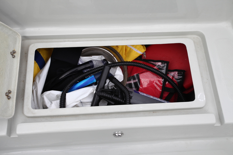 Pour un semi-rigide dédié à la pêche, le 75 Open comporte plusieurs rangements. Celui-ci est placé à l’avant, mais ne se verrouille pas.