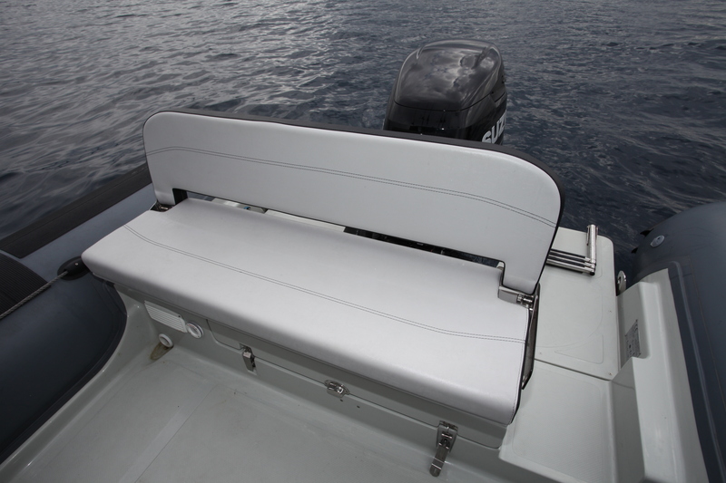La banquette optionnelle permet d’asseoir deux ou trois passagers. Elle laisse néanmoins un large passage vers la zone de baignade.