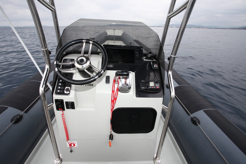 Le tableau de bord a été « customisé » par le propriétaire. Sa partie droite comporte une rehausse qui a permis l’intégration d’un combiné Garmin 9 pouces.
