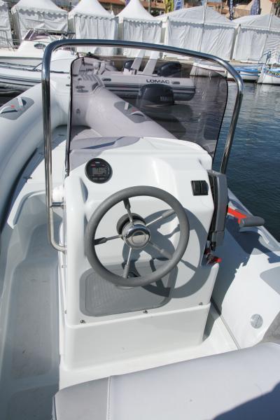 La console moulée avec le pont possède des boutons pression pour la fixation d’un taud de protection.