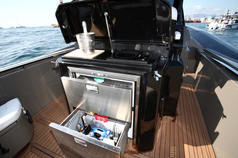 La kitchenette du GT 14.0 dispose de deux grands frigos avec compartiments congélation. L’évier est aussi de série, ce qui n’est pas le cas de la plaque à induction.