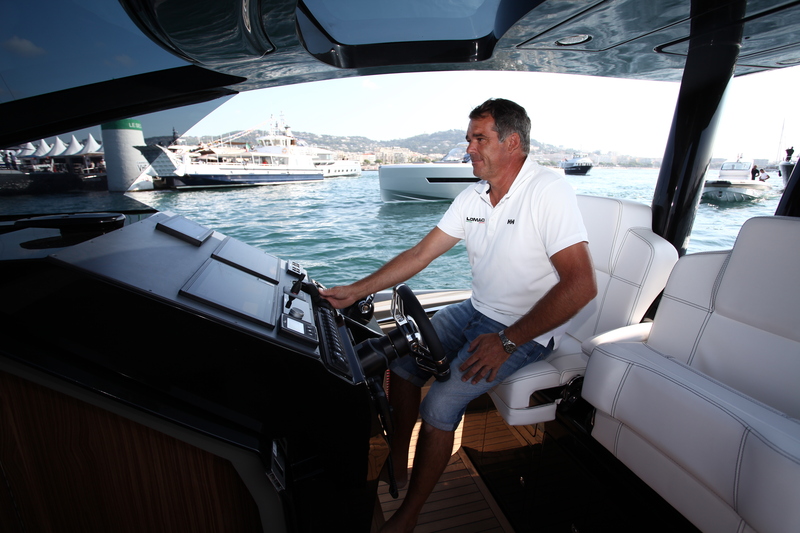 Richard Lapène, pilote d’essai et accessoirement revendeur Lomac à Palavas, apprécie comme nous l’ergonomie du siège de pilotage.