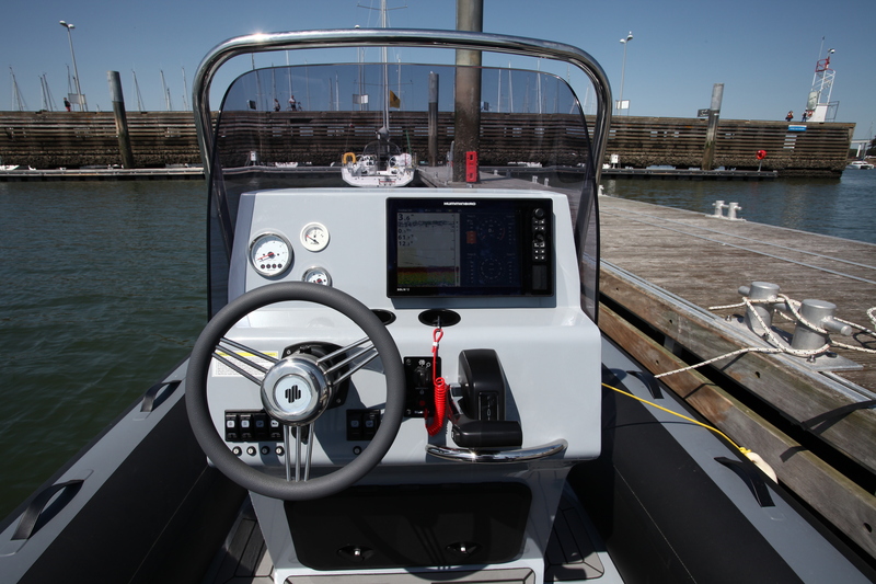 La haute console de pilotage offre une bonne protection pour les sorties hivernales, et le tableau de bord beaucoup d’espace pour la centrale de navigation.