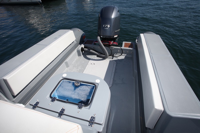 Un cockpit qui va plaire aux pêcheurs ! De l’espace, un tableau arrière bas et des capitonnages latéraux pour prendre appui avec les jambes.  