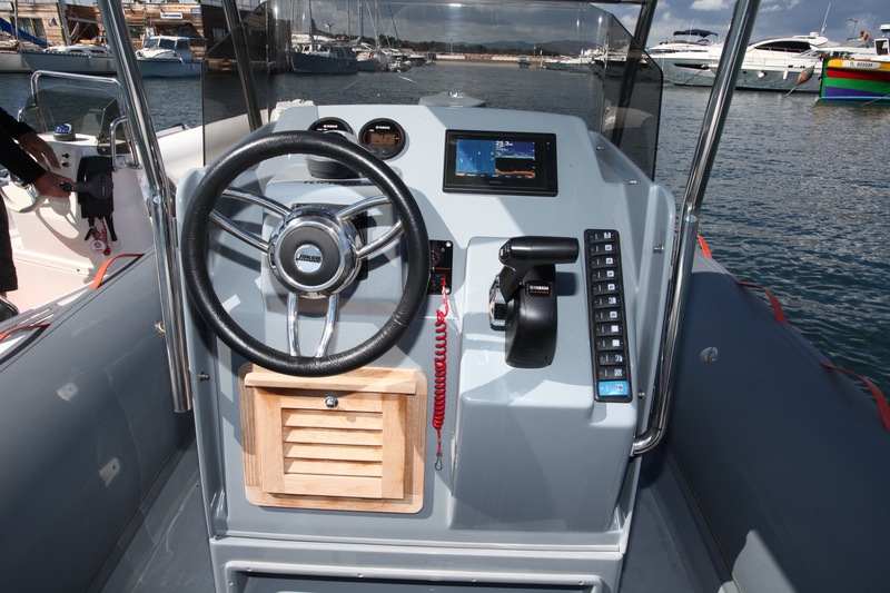 La console étant assez étroite, le tableau de bord n’est pas des plus spacieux. Notez la présence du vide-poches avec porte en teck, typique des Joker Boat. 