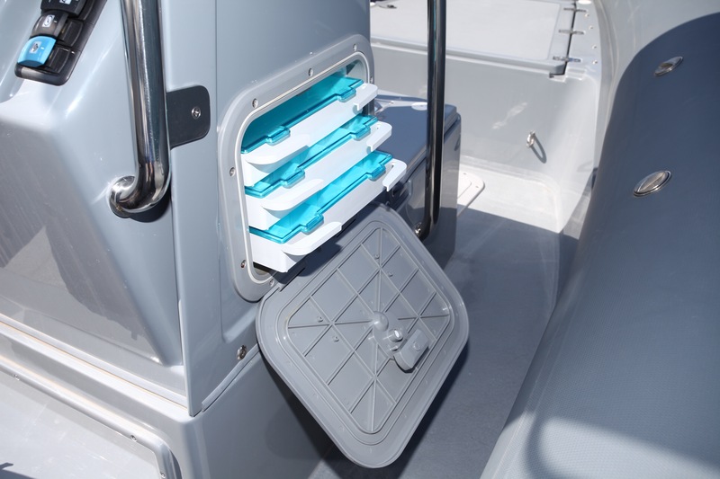Joker Boat soigne le détail : le flanc tribord de la console comporte trois tiroirs pour les hameçons les leurres.
