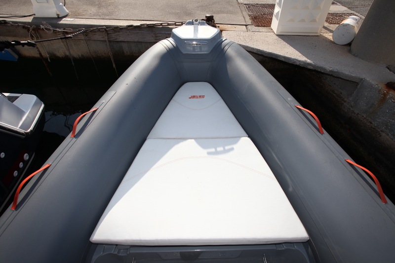 ADN oblige, le chantier milanais, expert dans la production de semi-rigides « tout confort », n’a pas oublié de doter son modèle pêche d’un solarium.