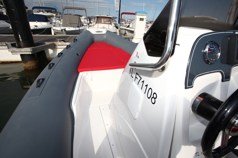 Le décalage sur tribord du poste de pilotage permet de bénéficier d’un large passavant à bâbord, facilitant grandement les déplacements lorsqu’on est nombreux à bord.
