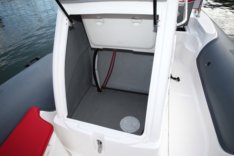 Le Comfort 120 n’est pas avare de rangements, comme le prouve sa console à grande ouverture frontale. Notez « l’habillage » soigné du câblage du tableau de bord.