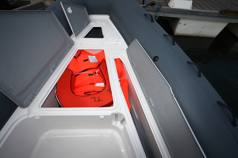 Mar.Sea n’a pas oublié de doter son bateau d’un coffre en longueur. Parfait pour ranger la gaffe, les avirons, les cannes à pêche ou un monoski.